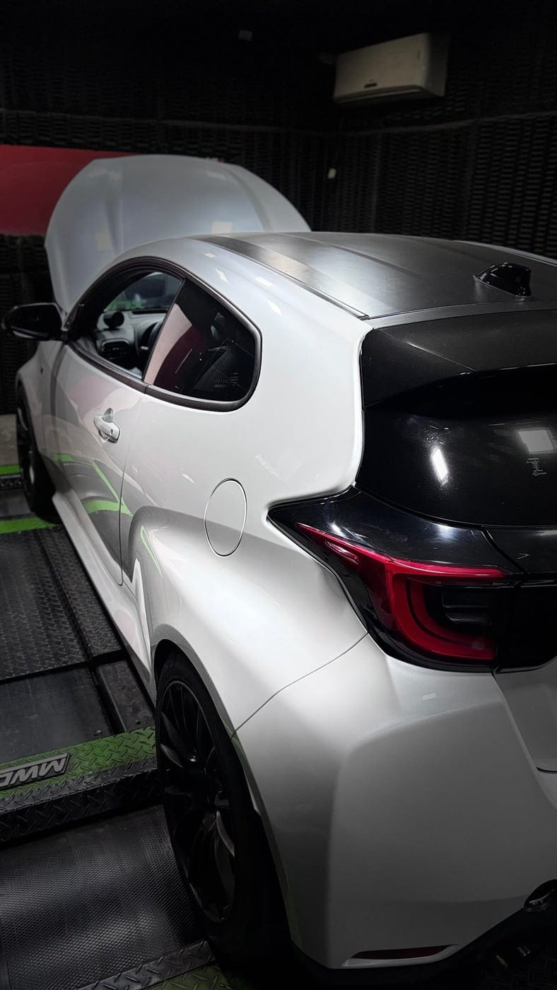 Toyota Yaris GR — repro a medida con combustible de surtidor